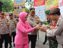 Kapolres Bersama Ketua Bhayangkari Cabang Pamekasan Datangi Pos Pam Nataru Berikan Bingkisan 
