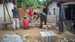 Babinsa Koramil 0826-05 Larangan Gotong Royong  Bantu Pembangunan Rumah Warga
