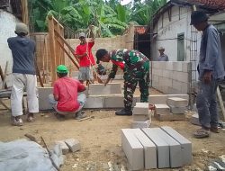 Babinsa Koramil 0826-05 Larangan Gotong Royong  Bantu Pembangunan Rumah Warga