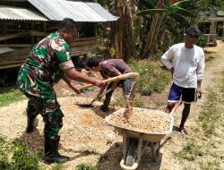 Bantu Perbaiki Selokan, Pak Babin Pakong Disayang Warga