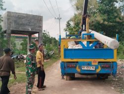 Babinsa Koramil 082603/Proppo Laksanakan Pendampingan Pemasangan Tiang Listrik