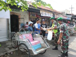 Jum’at Berkah Kodim 0826/Pamekasan Bagikan Nasi ke Para Tukang Becak