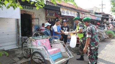 Jum’at Berkah Kodim 0826/Pamekasan Bagikan Nasi ke Para Tukang Becak