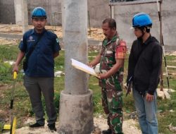Babinsa Koramil 0826-03/Proppo Laksanakan Kegiatan Pemasangan Skotlet Pada tiang PLN Bersama Petugas PLN