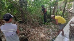 Babinsa Koramil 0826-02/Tlanakan Laksanakan Karya Bakti Bersihan di Area Luar Mushola di Dusun Morlaok Desa Slampar