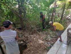Babinsa Koramil 0826-02/Tlanakan Laksanakan Karya Bakti Bersihan di Area Luar Mushola di Dusun Morlaok Desa Slampar