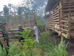 Babinsa Koramil 0826-09/Pakong Bantu Warga Desa Palalang Pembuatan Kandang Kambing.