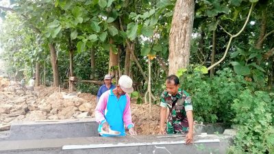 Babinsa Koramil 0826-05/Larangan Laksanakan Kegiatan Karya Bakti Pembangunan Irigasi