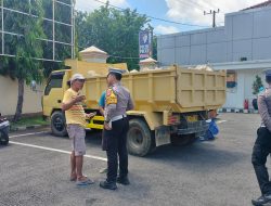 Satlantas Polres Pamekasan Beri Himbuan dan SosialisasibBagi Dump Truk Agar Memasang Terpal