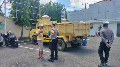 Satlantas Polres Pamekasan Beri Himbuan dan SosialisasibBagi Dump Truk Agar Memasang Terpal