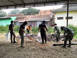 TNI/Polri dan Pemerintah Daerah Laksanakan Karya Bakti di Pasar 17 Agustus