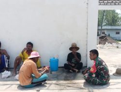 Babinsa Koramil 0826-02/Tlanakan Komsos Bersama Pekerja Pembangunan Koperasi Merah Putih,