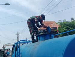 Babinsa Koramil 0826 02/Tlanakan Laksanakan Pendistribusian Air Bersih