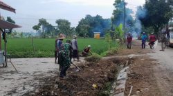 Babinsa Koramil 0826-06/Pademawu Bersama Warga Binaan Bersihkan Jalan dan Saluran Air