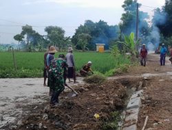Babinsa Koramil 0826-06/Pademawu Bersama Warga Binaan Bersihkan Jalan dan Saluran Air
