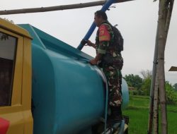 Babinsa Koramil 0826-02/Tlanakan Bantu Pengisian air Bersih ke Tangki