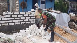 Peduli Terhadap Warga Binaan Babinsa Koramil 0826-10/Waru Bantu  Bangun Rumah Milik Muhlis