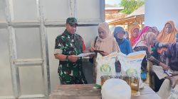 Babinsa Koramil 0826-10/Waru,Saluran Bantuan Pangan Dari Bulog Kepada Masyarakat