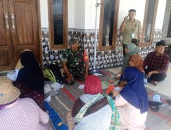 Babinsa Koramil 0826-06/Pademawu, Laksanakan Kegiatan Posyandu di Dusun Selatan Desa Durbuk