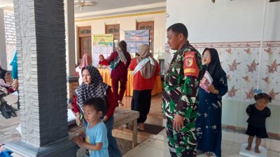 Babinsa Koramil 0826-06/Pademawu Laksanakan Kegiatan Posyandu di Dusun Trokem Desa Majungan