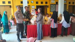 Babinsa Koramil 0826-06/Pademawu Laksanakan Pendampingan Penyaluran Bansos Beras dan Minyak Goreng