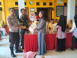 Babinsa Koramil 0826-06/Pademawu Laksanakan Pendampingan Penyaluran Bansos Beras dan Minyak Goreng