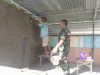 Babinsa Koramil 0826-13/Pasean Bantu Warga Binaan Bangun Garasi di Desa Tagangser Daya
