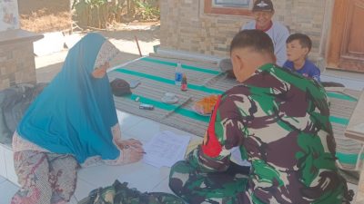 Babinsa Koramil 0826-13/Pasean Kaksanakan Komsos di Wilayah Binaan di Dusun Rokem Timur, Desa Sotabar Pasean