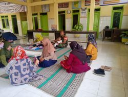 Babinsa Koramil 082601/Pamekasan, Laksanakan Kegiatan Posyandu di Balai Desa Toronan