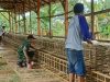 Babinsa Koramil Tlanakan Komsos  Sekaligus Bantu Warga Binaan Bangun Kandang Ayam