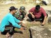 Gotong Royong di Dusun Morsoksok, Babinsa Pademawu Pasang Pamflet Larangan Buang Sampah