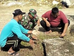 Gotong Royong di Dusun Morsoksok, Babinsa Pademawu Pasang Pamflet Larangan Buang Sampah