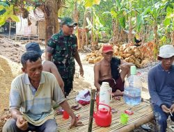 Dekat dengan Rakyat, Babinsa Pasean Perkuat Silaturahmi di Dempo Barat