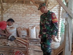 Kunjungi Pengrajin Kayu, Babinsa Larangan Ingatkan Keselamatan Kerja