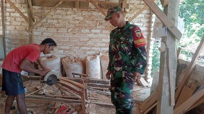 Kunjungi Pengrajin Kayu, Babinsa Larangan Ingatkan Keselamatan Kerja