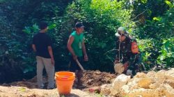 Semangat Gotong Royong Menggema, Babinsa Kawal Pembangunan Jembatan Desa
