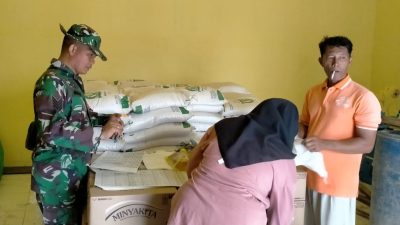 Ratusan Warga Terima Bantuan Pangan, Babinsa Larangan Pastikan Penyaluran Lancar