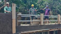Babinsa Bantu Rampungkan Jembatan di Palengaan, Akses Warga Segera Lancar