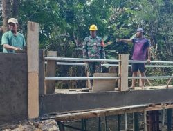 Babinsa Bantu Rampungkan Jembatan di Palengaan, Akses Warga Segera Lancar