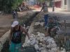 Gotong Royong Bareng Warga, Babinsa Proppo Bantu Bangun Saluran Air