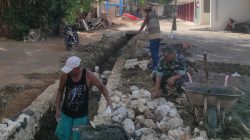 Gotong Royong Bareng Warga, Babinsa Proppo Bantu Bangun Saluran Air