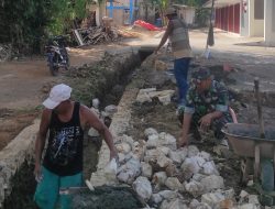 Gotong Royong Bareng Warga, Babinsa Proppo Bantu Bangun Saluran Air