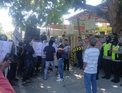 Demo di Dinkes Pamekasan, Massa Tuntut Sanksi Dokter TT Kasus Pasien Ny. SS