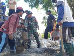 Kemanunggalan TNI-Rakyat: Babinsa Dampingi Pengecoran Jembatan di Kramat Tlanakan