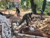 Babinsa Dampingi Karya Bhakti Pemasangan Pondasi Rumah Warga di Desa Tlagah