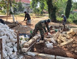 Babinsa Dampingi Karya Bhakti Pemasangan Pondasi Rumah Warga di Desa Tlagah