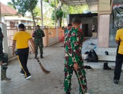 Koramil Larangan Pamekasan Satukan Semua Elemen Bersihkan Masjid di Grujugan