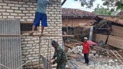 Gotong Royong Bangun RTLH, Babinsa Tlagah Pastikan Hunian Warga Segera Rampung