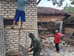 Gotong Royong Bangun RTLH, Babinsa Tlagah Pastikan Hunian Warga Segera Rampung