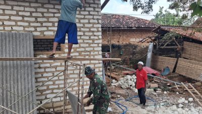 Gotong Royong Bangun RTLH, Babinsa Tlagah Pastikan Hunian Warga Segera Rampung
